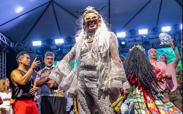 O irreverente e performático Eloi Iglesias comanda a Festa da Chiquita, que chega aos 50 anos de história